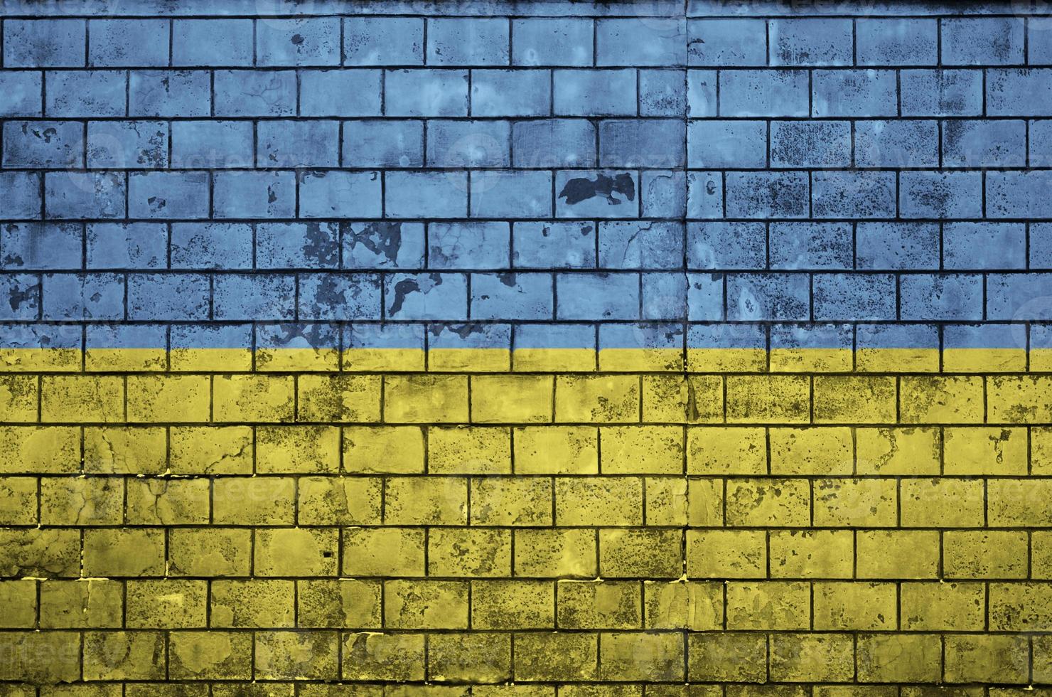 la bandera de ucrania está pintada en una pared de ladrillo vieja foto