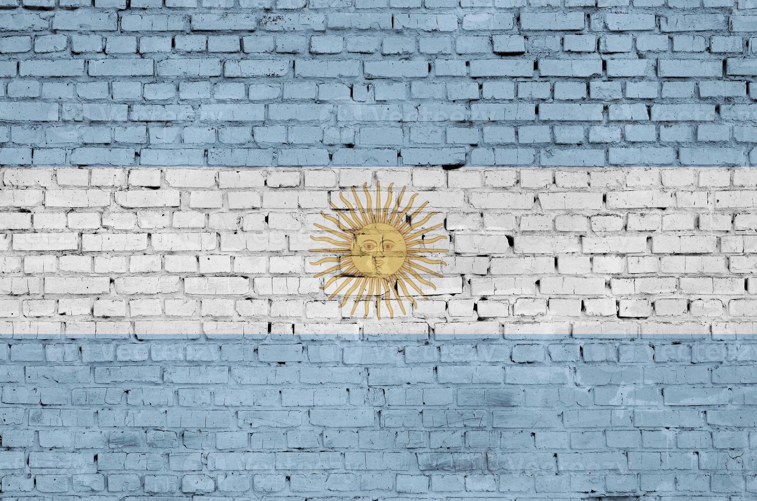 La bandera argentina está pintada en una vieja pared de ladrillos. foto