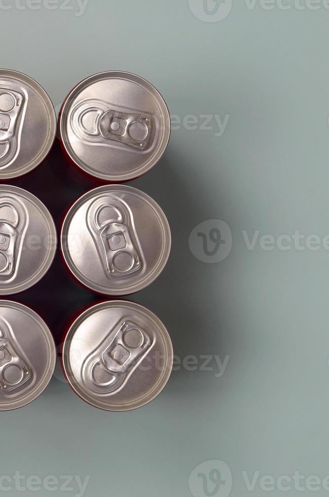 muchas latas de aluminio nuevas de refrescos o envases de bebidas energéticas. concepto de fabricación de bebidas y producción en masa foto