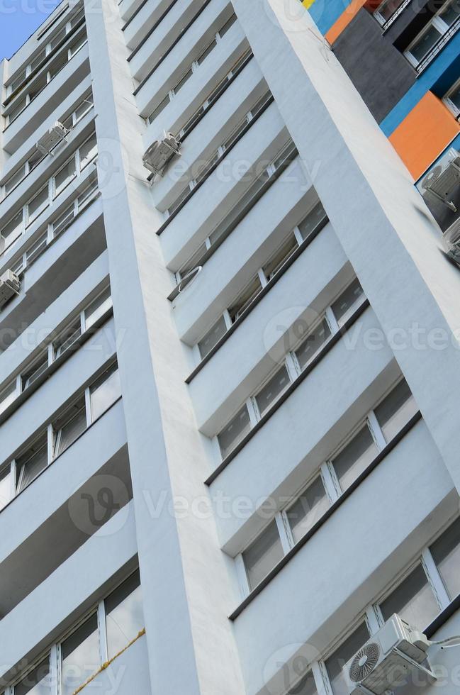 nuevo edificio residencial de varios pisos y cielo azul foto