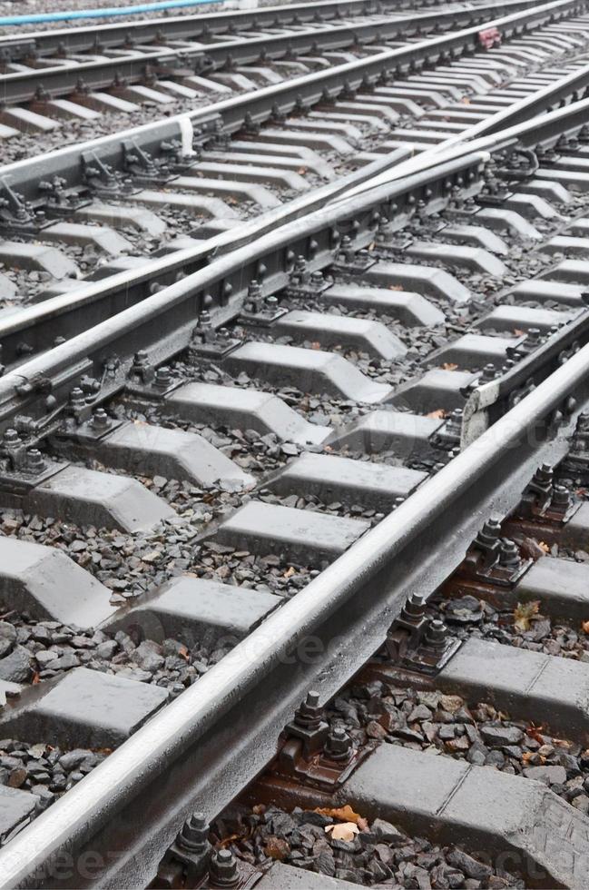 fragmento de foto de las vías del tren en el clima lluvioso