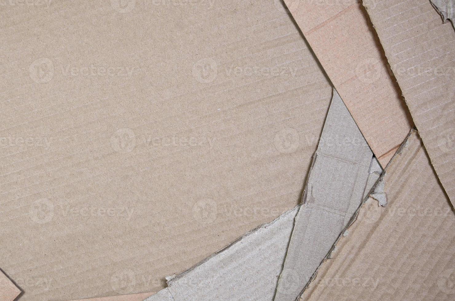 imagen de fondo con mucho papel cartón beige, que se utiliza para hacer cajas para el transporte de electrodomésticos y paquetes postales. textura de cartón foto