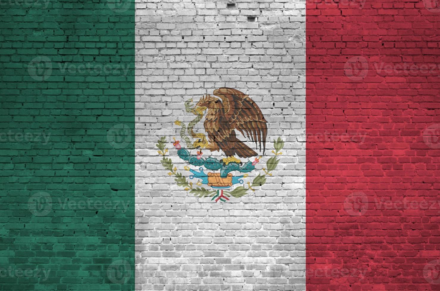 bandera de méxico representada en colores de pintura en la pared de ladrillo antiguo. banner texturizado sobre fondo de mampostería de pared de ladrillo grande foto