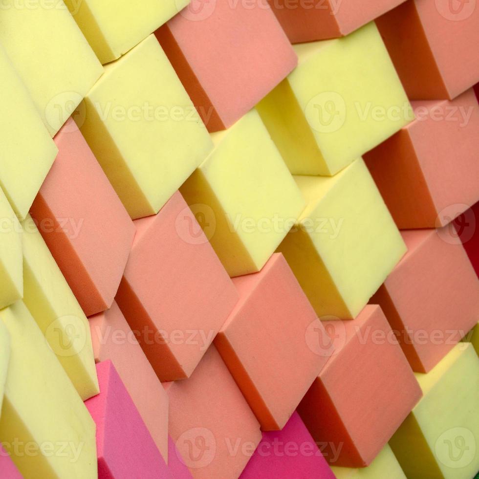 pared de cubos blandos de paralon en piscina seca, cama elástica en el centro infantil foto