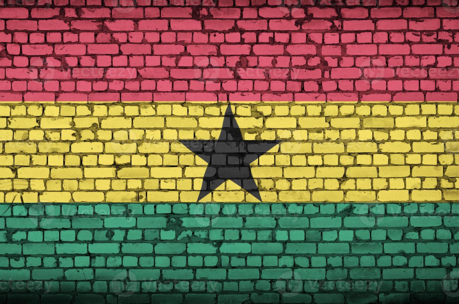 la bandera de ghana está pintada en una vieja pared de ladrillos foto