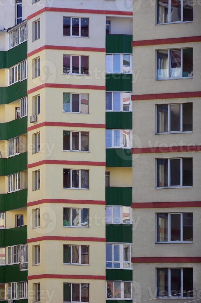 edificio residencial de varios pisos nuevo o recientemente terminado con ventanas y balcones. tipo ruso de construcción de viviendas foto