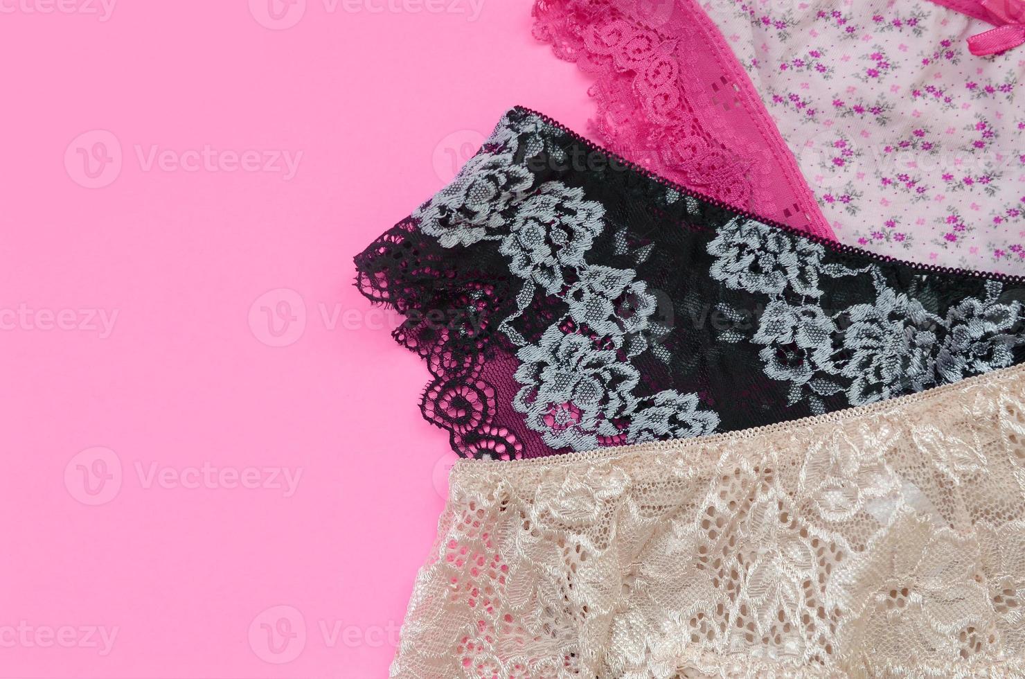 ropa interior de mujer blanca, negra y rosa con sobre fondo rosa con espacio para copiar. publicidad para tienda de ropa interior femenina hermosa y cómoda 13840908 Foto de stock en