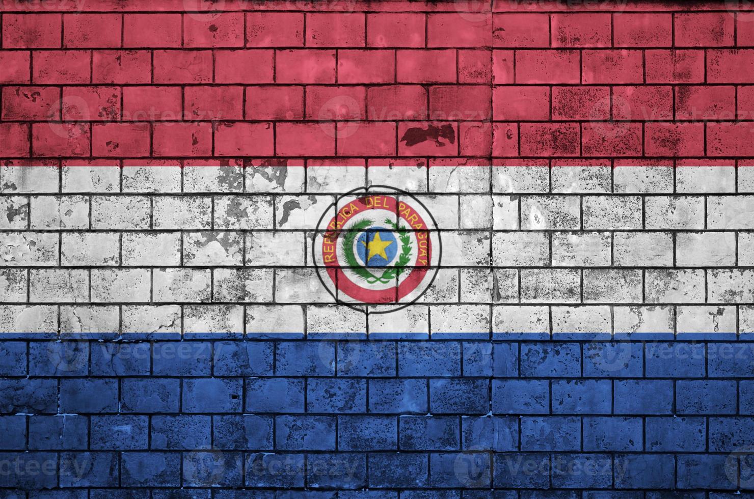 la bandera de paraguay está pintada en una vieja pared de ladrillos foto