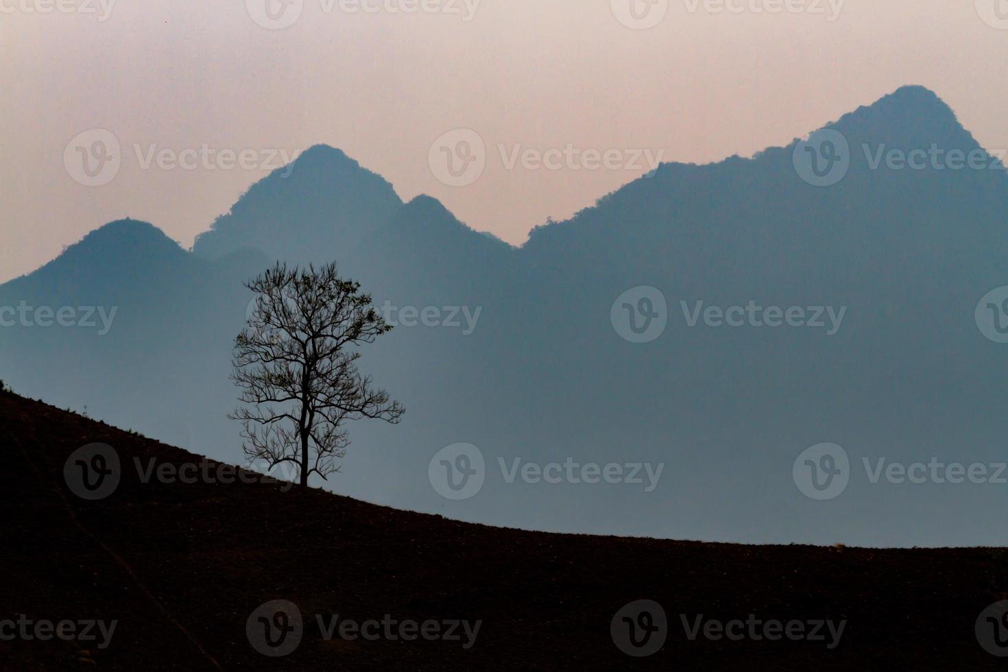 montañas vietnamitas en la mañana foto