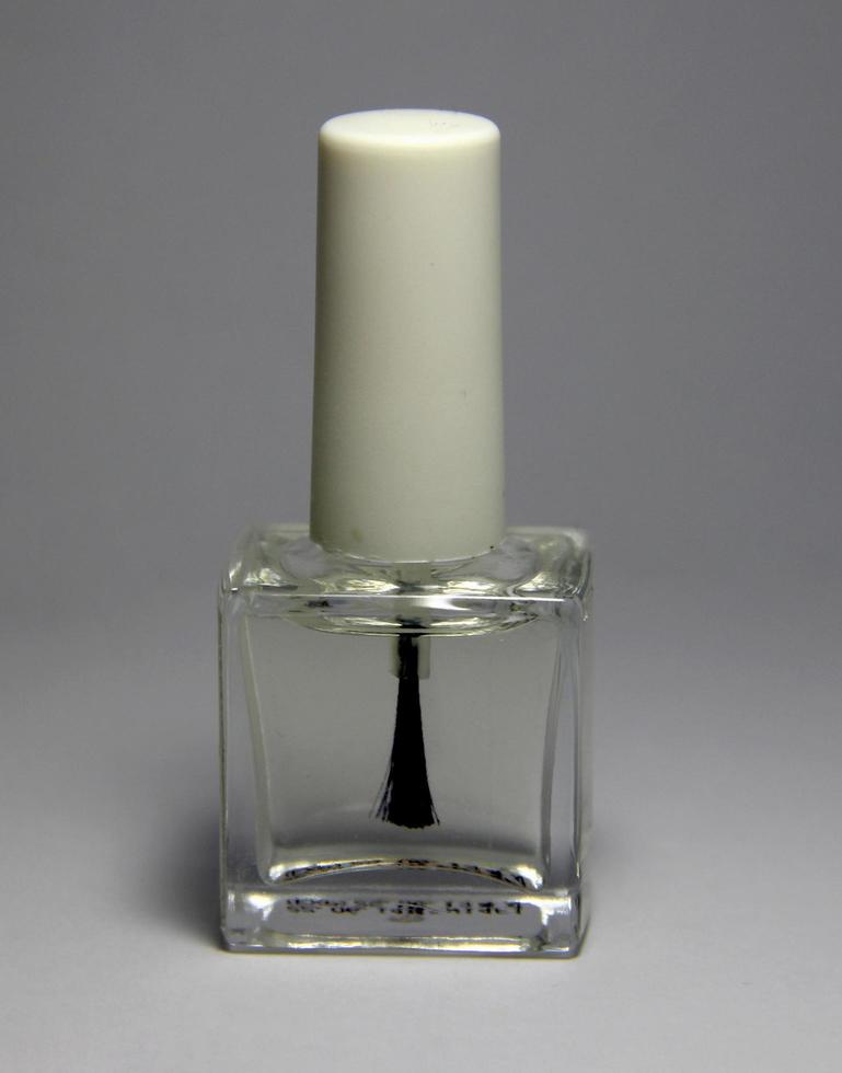 botella de esmalte de uñas transparente para capa superior, imagen de vista frontal. foto