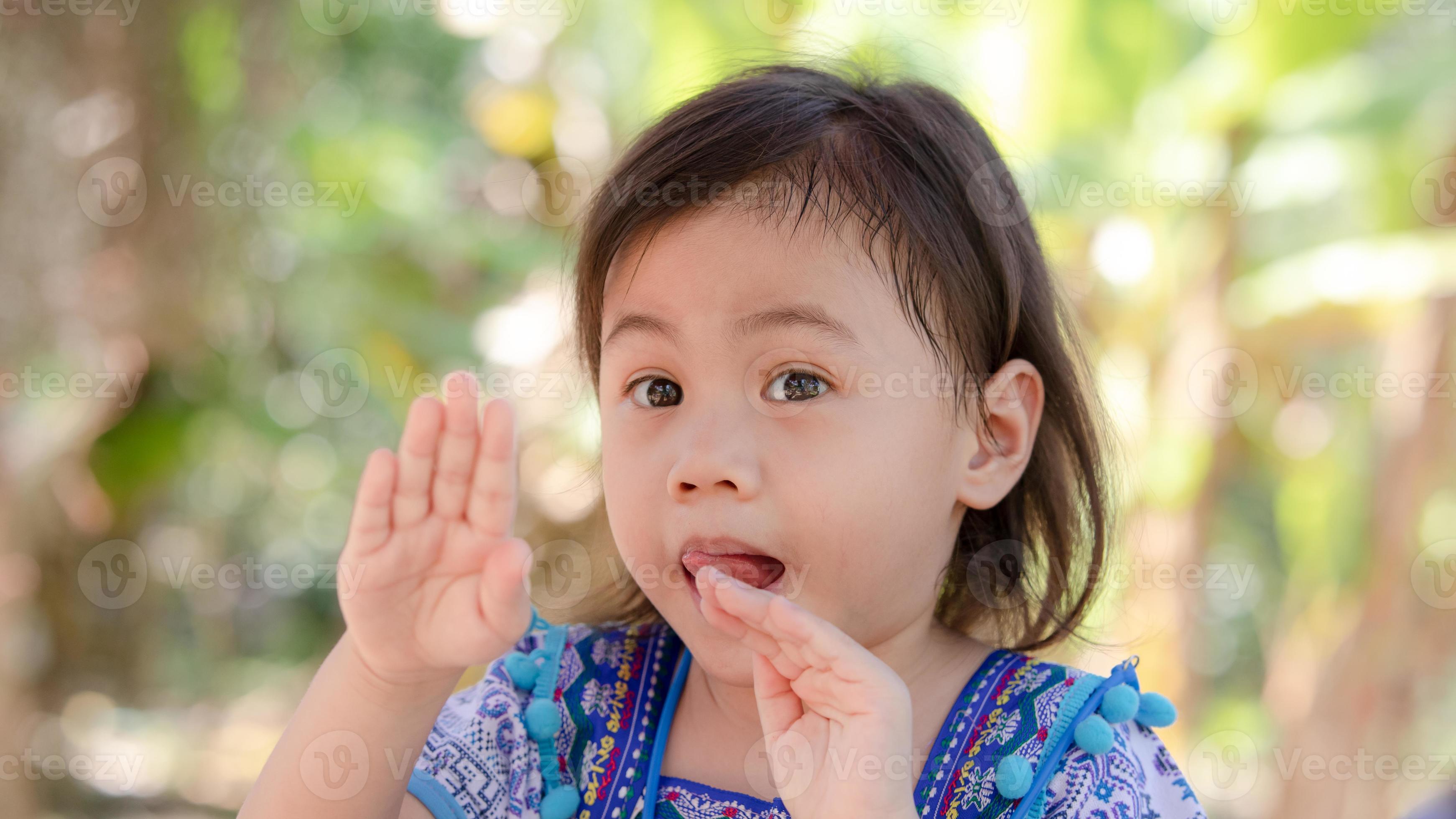 positiva encantadora niña asiática de 4 años, pequeña niña preescolar  sonriendo y mirando a la izquierda 7153852 Foto de stock en Vecteezy