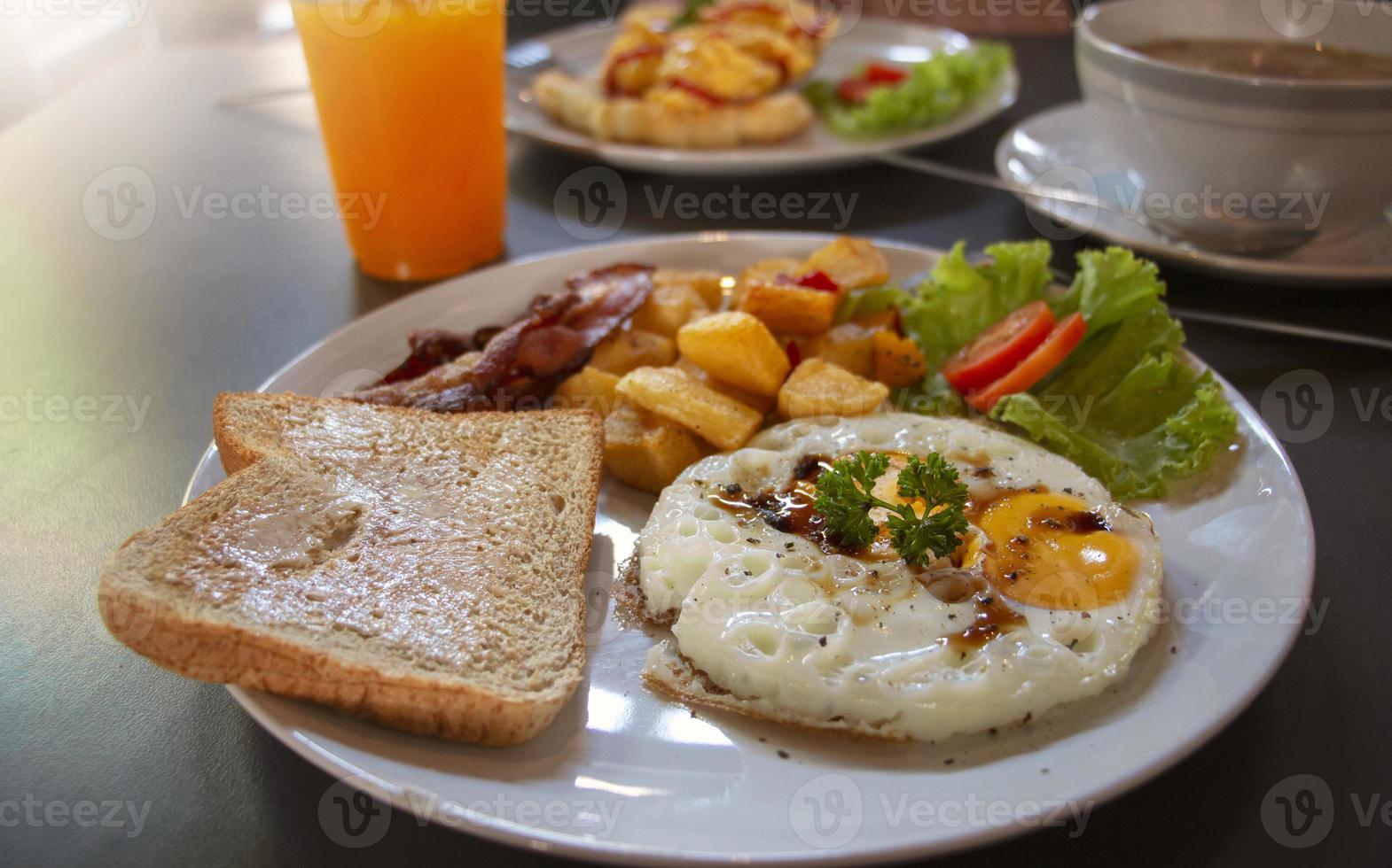 desayuno americano fresco en plato blanco foto