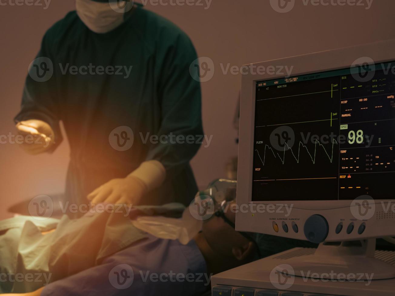 monitorización del electrocardiograma del paciente en el quirófano quirúrgico del hospital foto