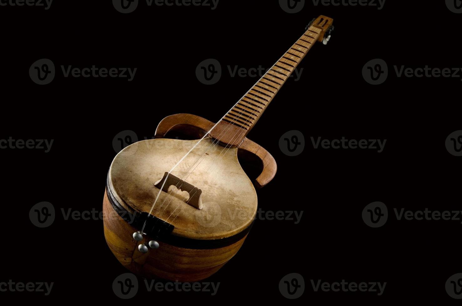 un antiguo instrumento musical de cuerda asiático sobre un fondo negro foto