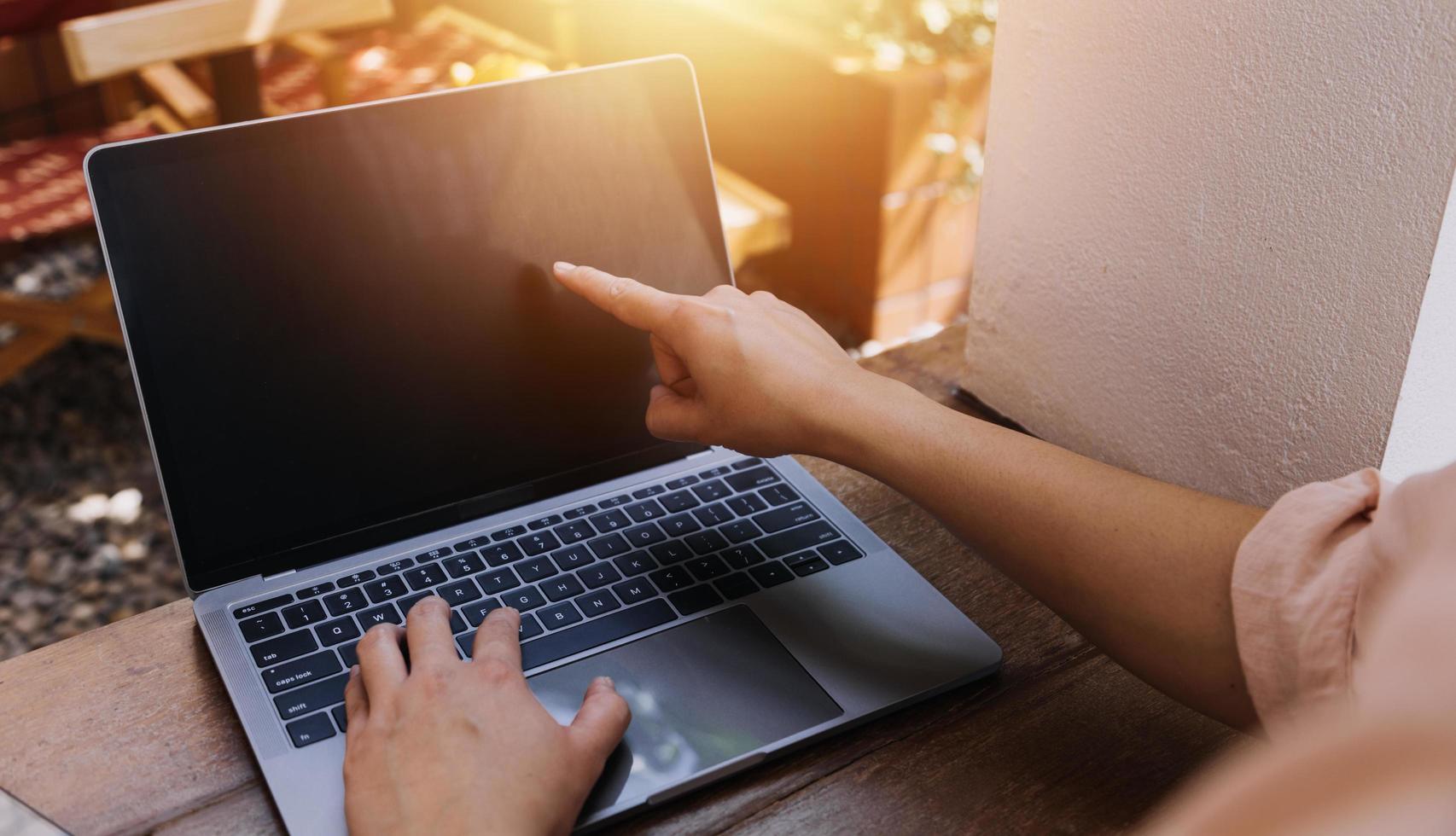 mano de mujer de negocios trabajando con computadora portátil, tableta y teléfono inteligente en la oficina moderna con diagrama de icono virtual en la oficina moderna a la luz de la mañana foto