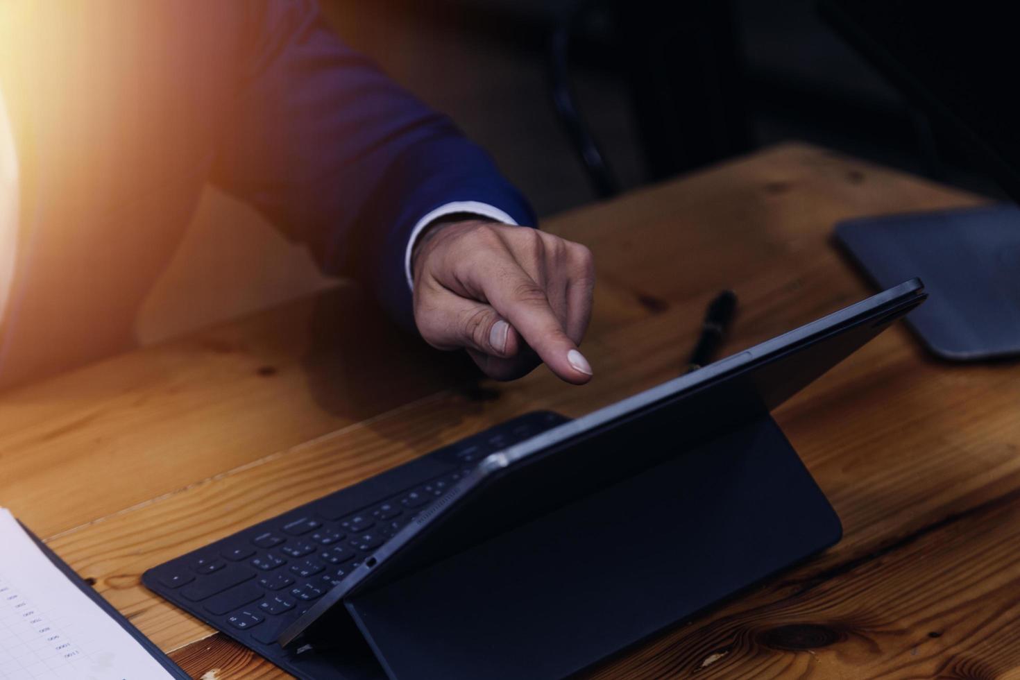 equipo de negocios presente. inversor profesional trabajando en un nuevo proyecto de puesta en marcha. reunión de gerentes de finanzas. pantalla de acoplamiento de tableta digital diseño de computadora teléfono inteligente usando, a la luz de la mañana foto