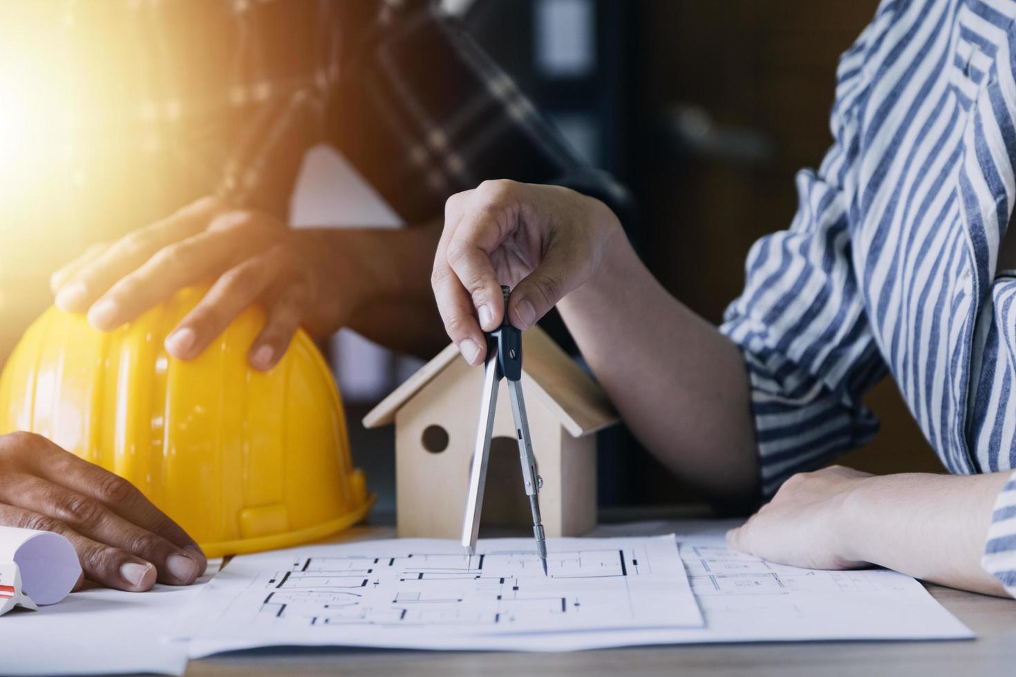 ingeniero de construcción que trabaja en planos para construir grandes edificios comerciales en la oficina. herramientas de ingeniería y concepto de construcción. foto