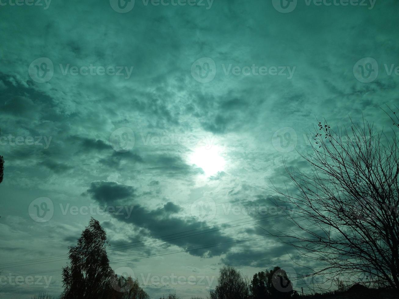 nubes multicolores sobrevuelan el pueblo foto