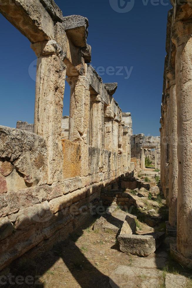 ciudad antigua de hierápolis en pamukkale, denizli, turkiye foto