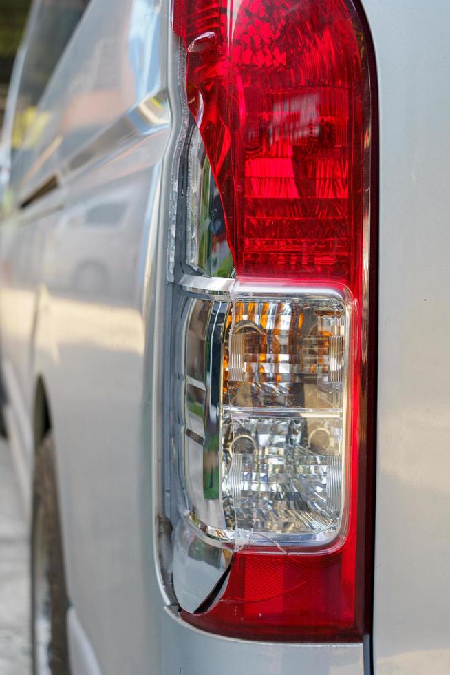 las luces de freno rojas y blancas y las luces de marcha atrás de la camioneta de transporte se rompieron debido a una colisión. concepto de accidente y seguro foto