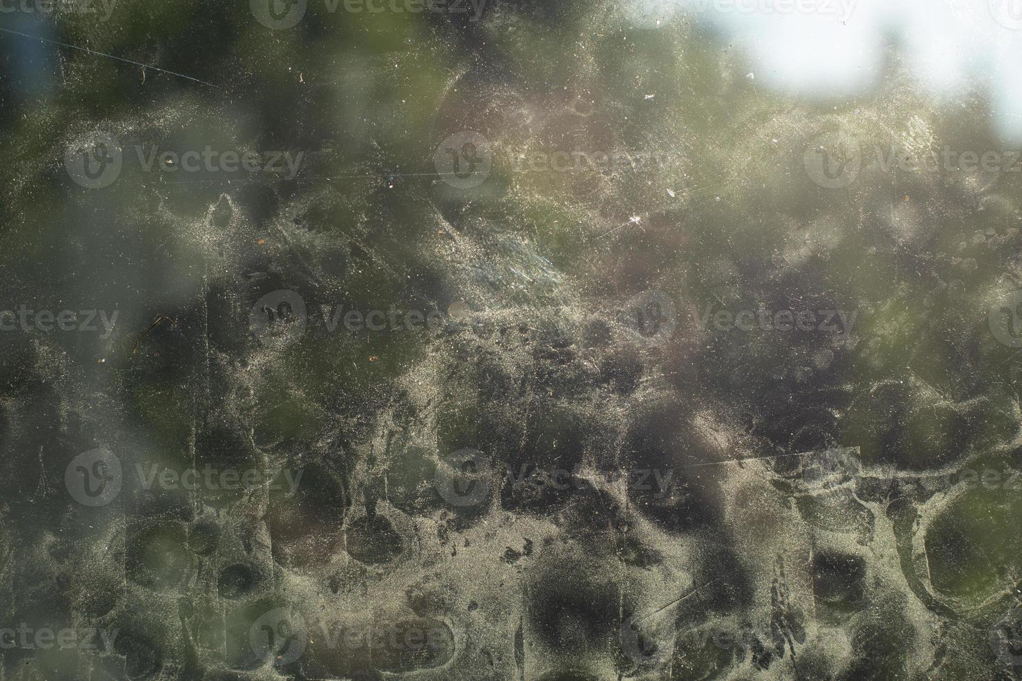 vidrio sucio polvo en la ventana. detalles de suciedad. superficie turbia. foto