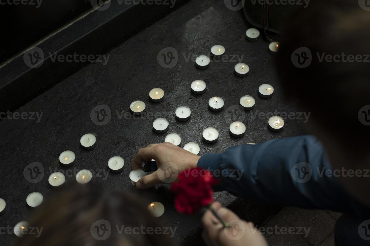 velas en la tumba. detalles de la ceremonia. Las velas de cera son redondas. foto