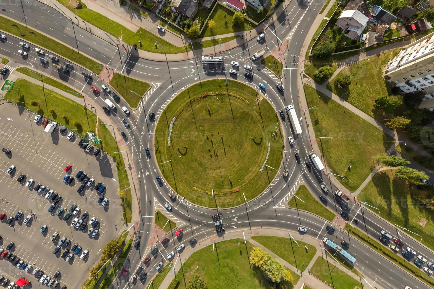 vista aérea del cruce de carreteras o intersección de carreteras. red de cruce de transporte tomada por drones. foto