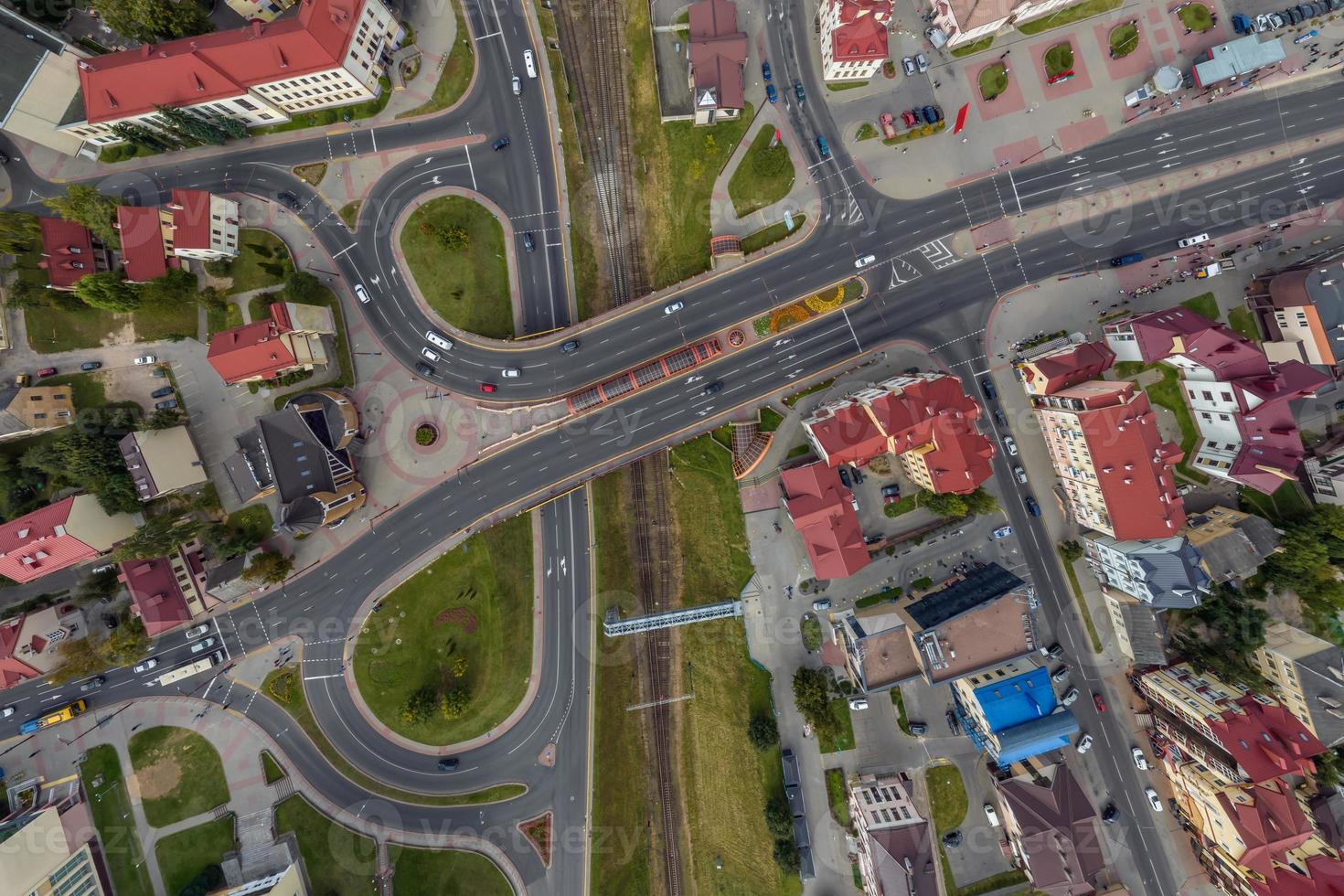 vista aérea del cruce de carreteras o intersección de carreteras. red de cruce de transporte tomada por drones. foto