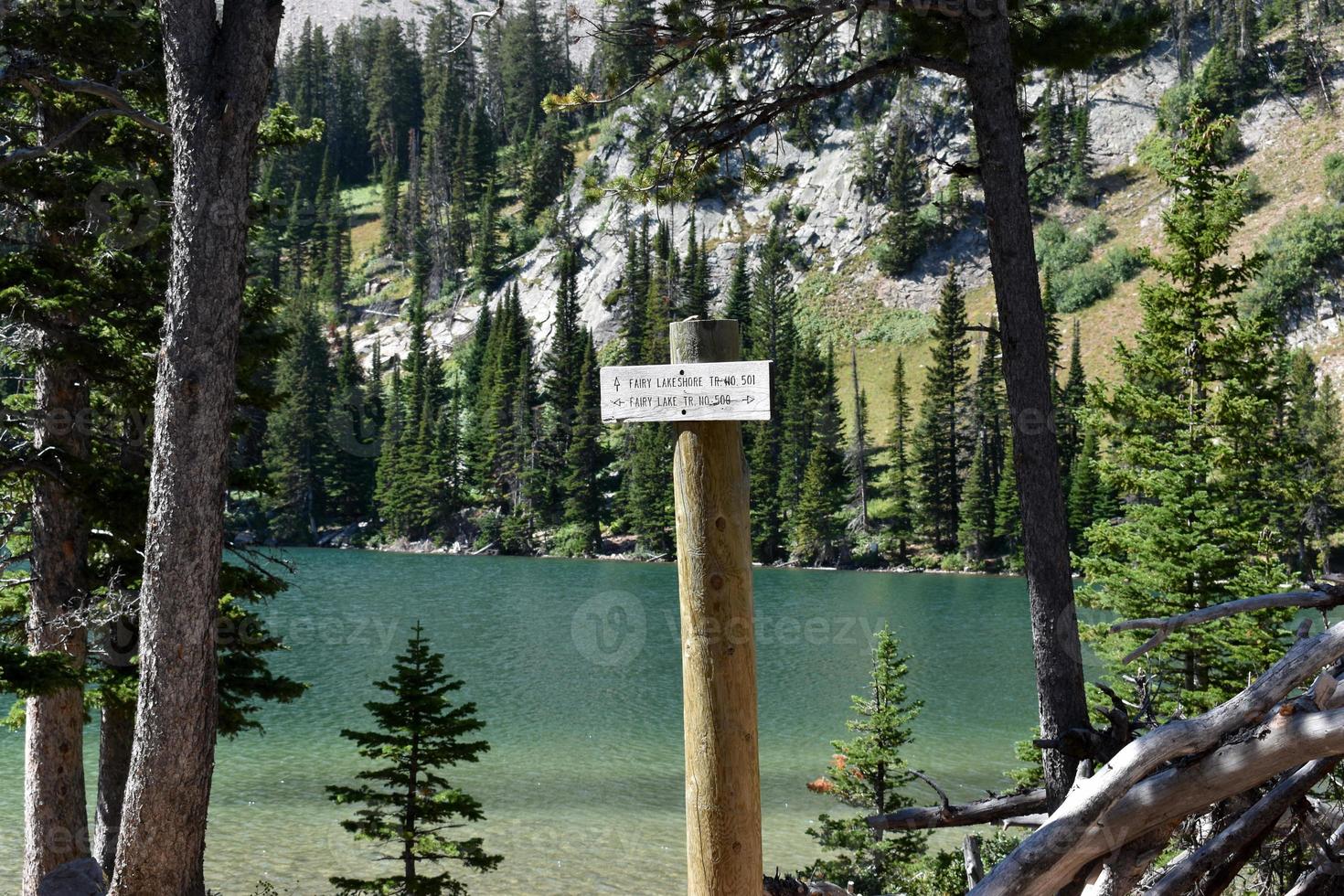 señal de sendero por el lago de las hadas en las montañas bridger en montana foto