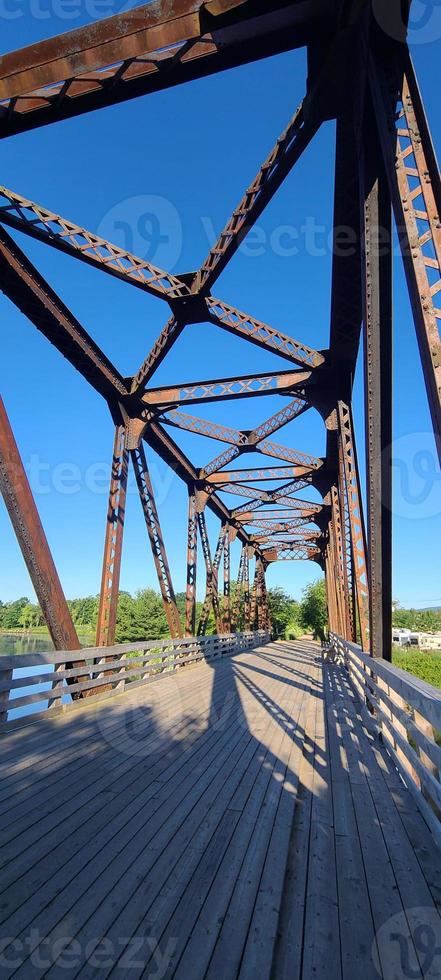 un viejo trussell de ferrocarril con un paseo marítimo y un cielo azul foto