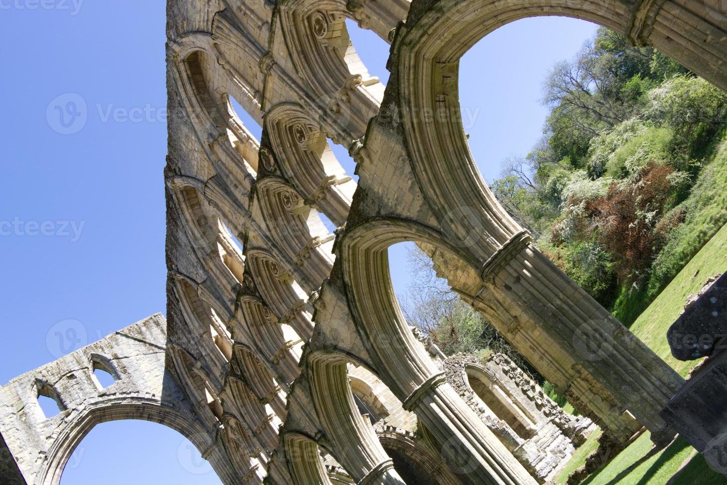 Arcos en las ruinas de la abadía de Rievaulx en North York Moors National Park, Yorkshire, Reino Unido foto