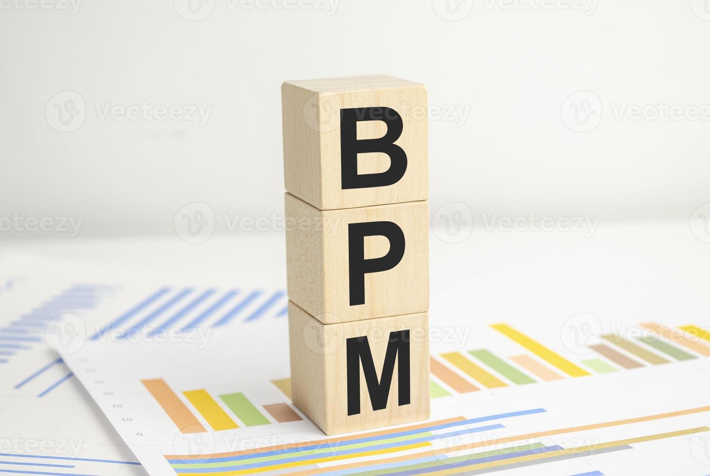 concepto de gestión de procesos de negocio bpm, bloques de madera y gráficos foto