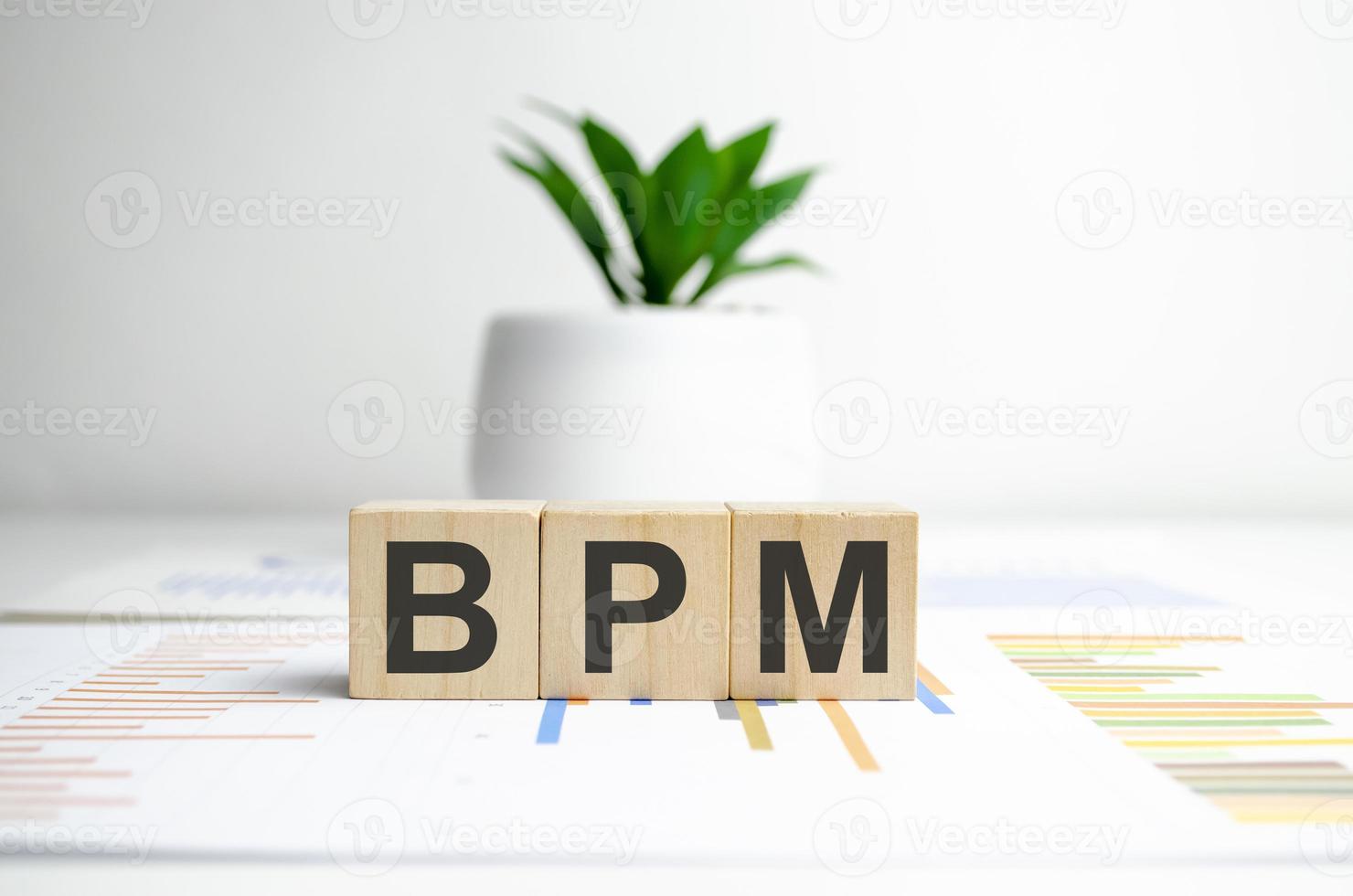 concepto de gestión de procesos de negocio bpm, bloques de madera y gráficos foto