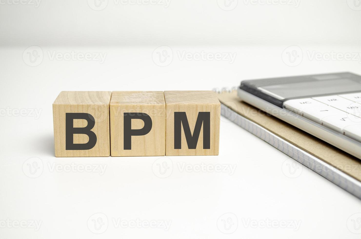 cubos de madera con gestión de procesos de negocio de word bpm y bolas de madera sobre fondo blanco foto