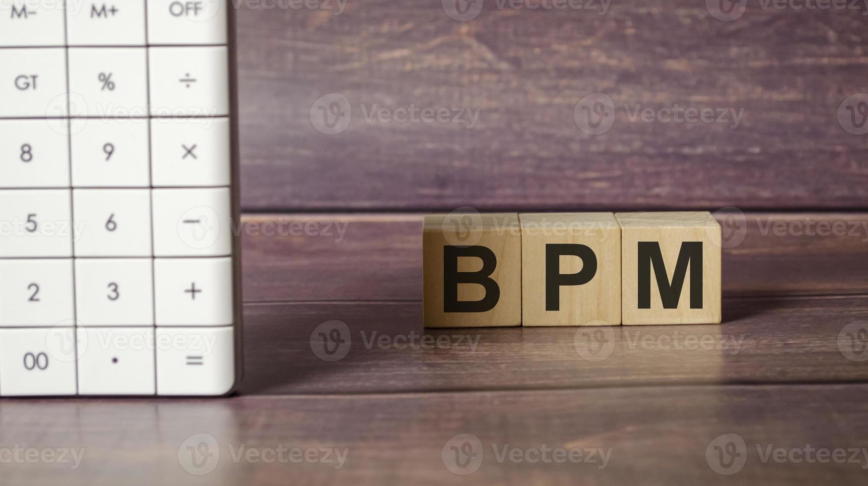 gestión de procesos de negocio bpm en bloques de madera y calculadora foto