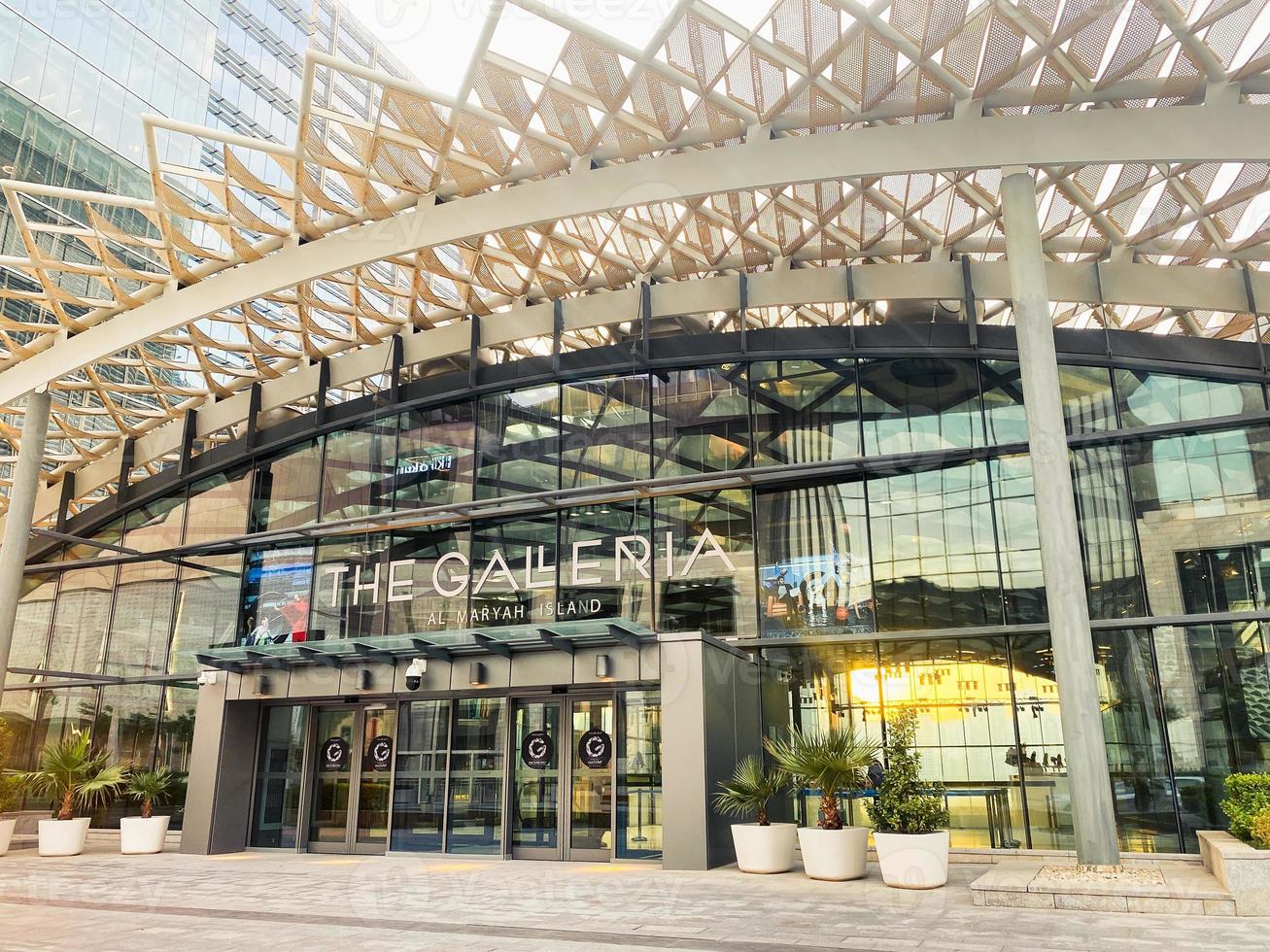 abu dhabi, uae, 2022 - atrio de entrada del centro comercial galleria en abu dhabi, uae foto