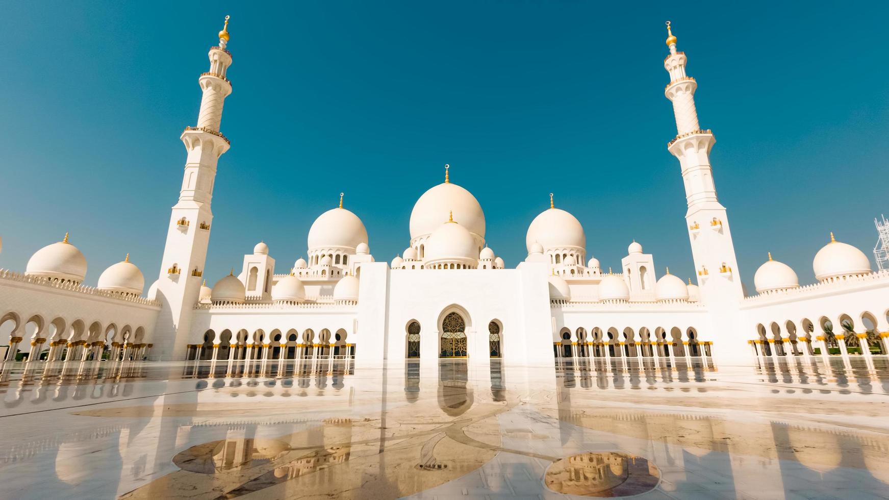 abu dhabi, emiratos árabes unidos, 2022 - mezquita sheikh zayed en un día de cielo azul claro, abu dhabi, emiratos árabes unidos foto