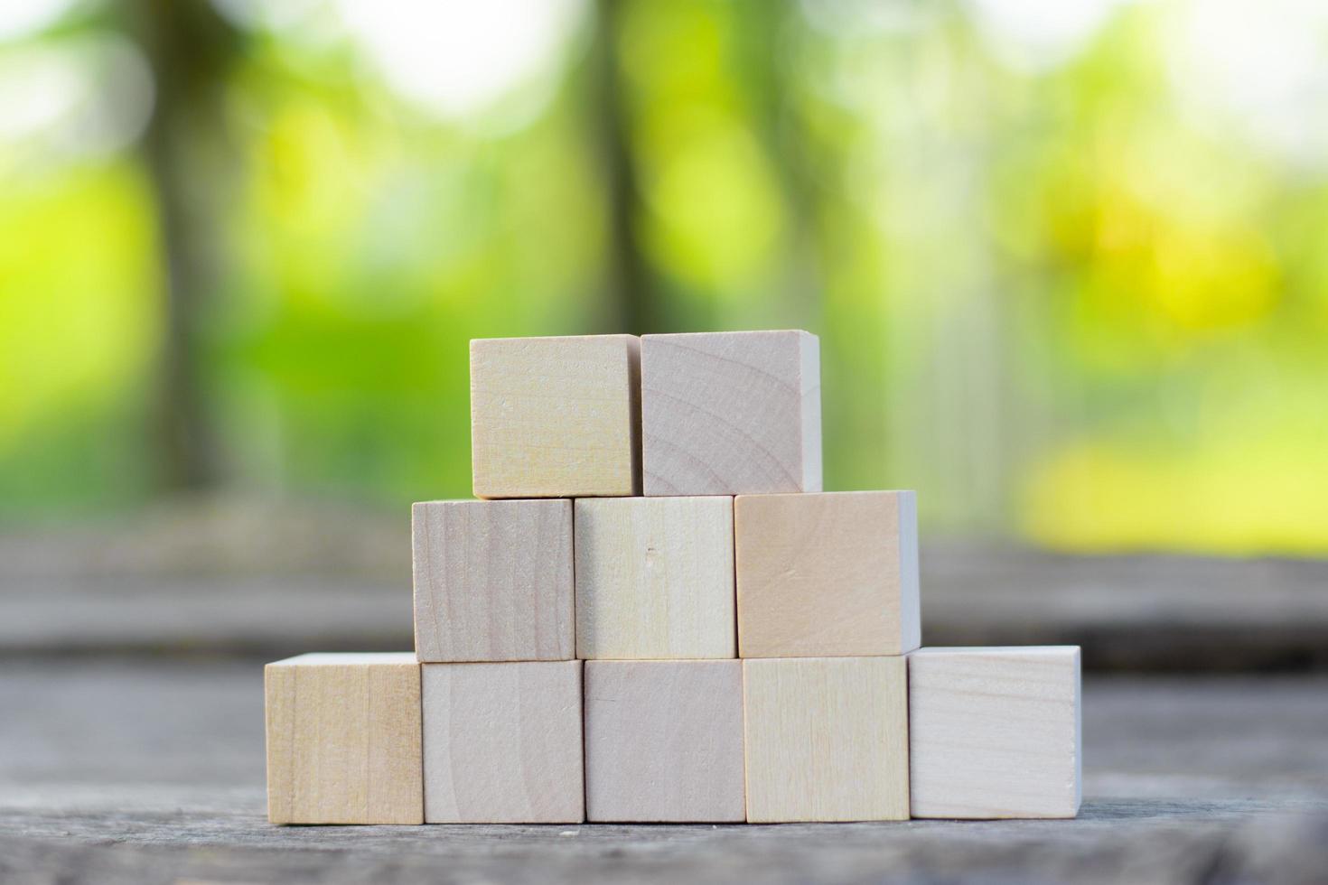 ocho cubos de bloques de madera en blanco sobre un fondo blanco para su texto. espacio libre para banner y plantilla de concepto de negocio. foto