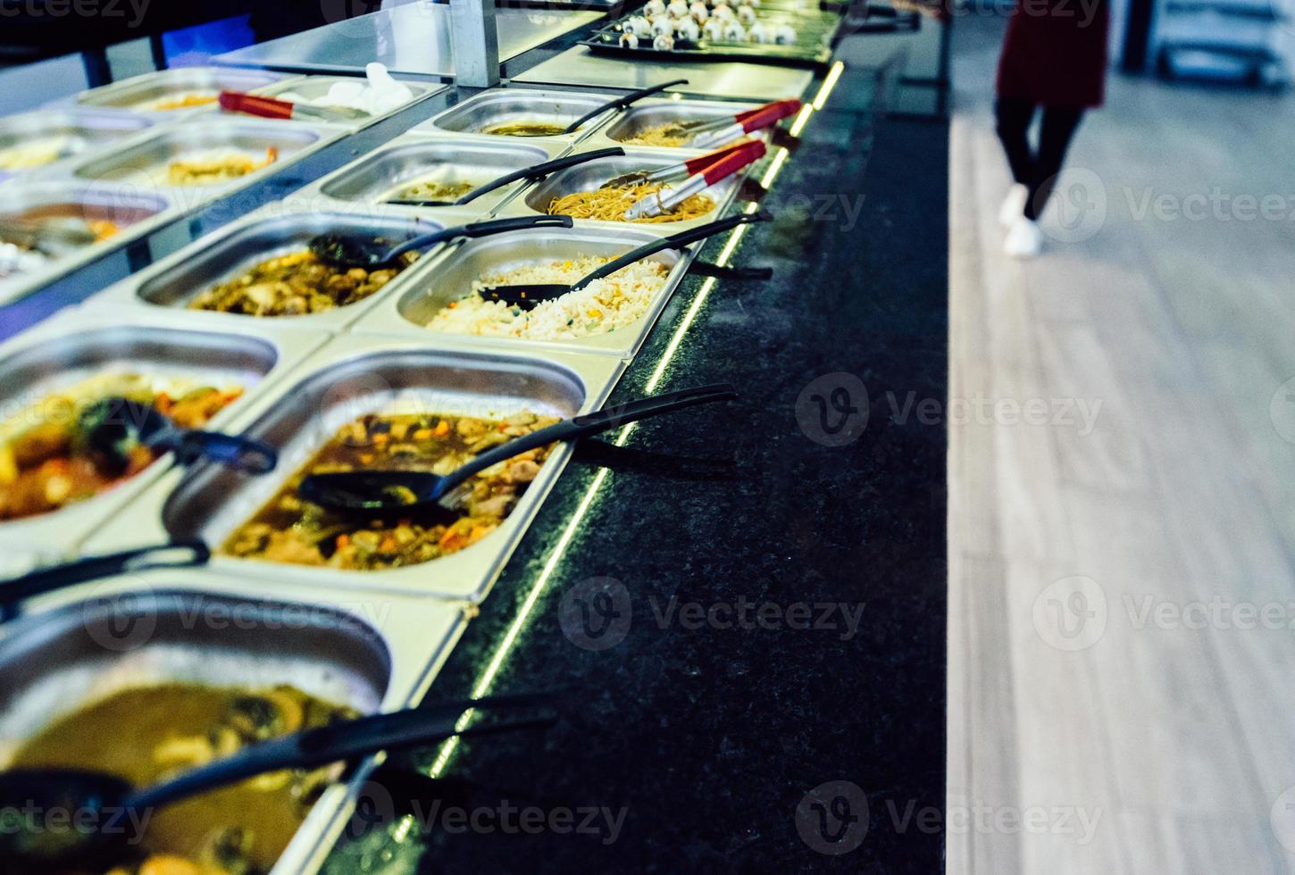 buffet con comida variada en un restaurante chino foto