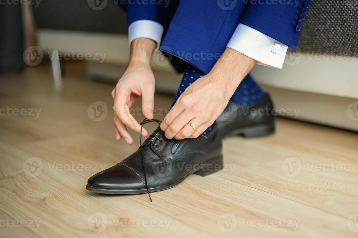 el novio lleva en traje de boda azul Foto de stock en