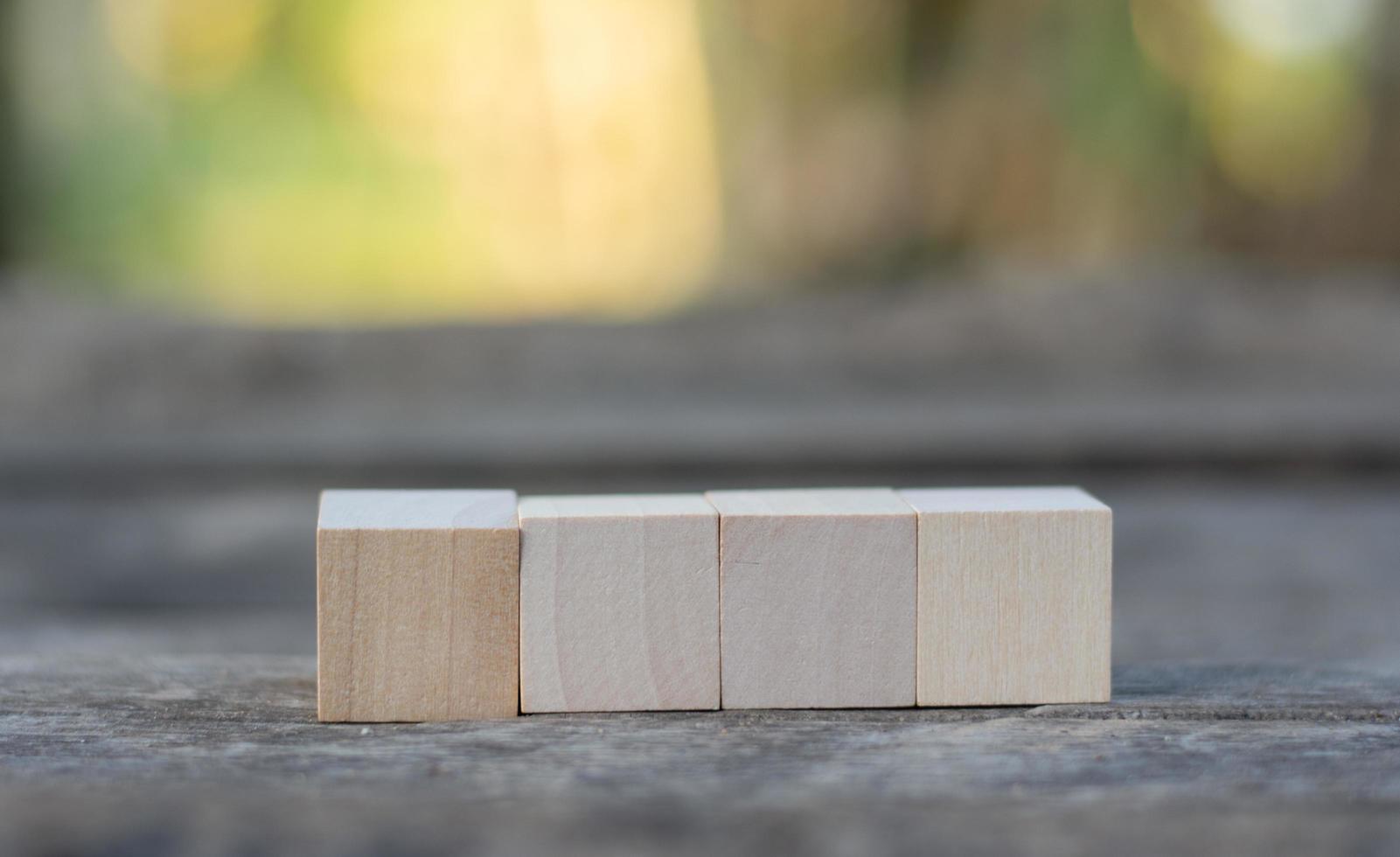 ocho cubos de bloques de madera en blanco sobre un fondo blanco para su texto. espacio libre para banner y plantilla de concepto de negocio. foto