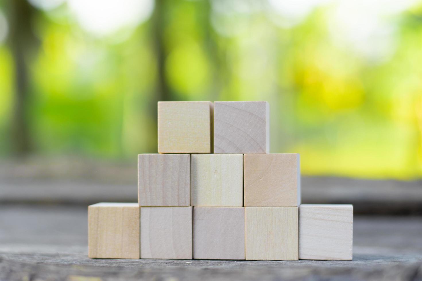 ocho cubos de bloques de madera en blanco sobre un fondo blanco para su texto. espacio libre para banner y plantilla de concepto de negocio. foto