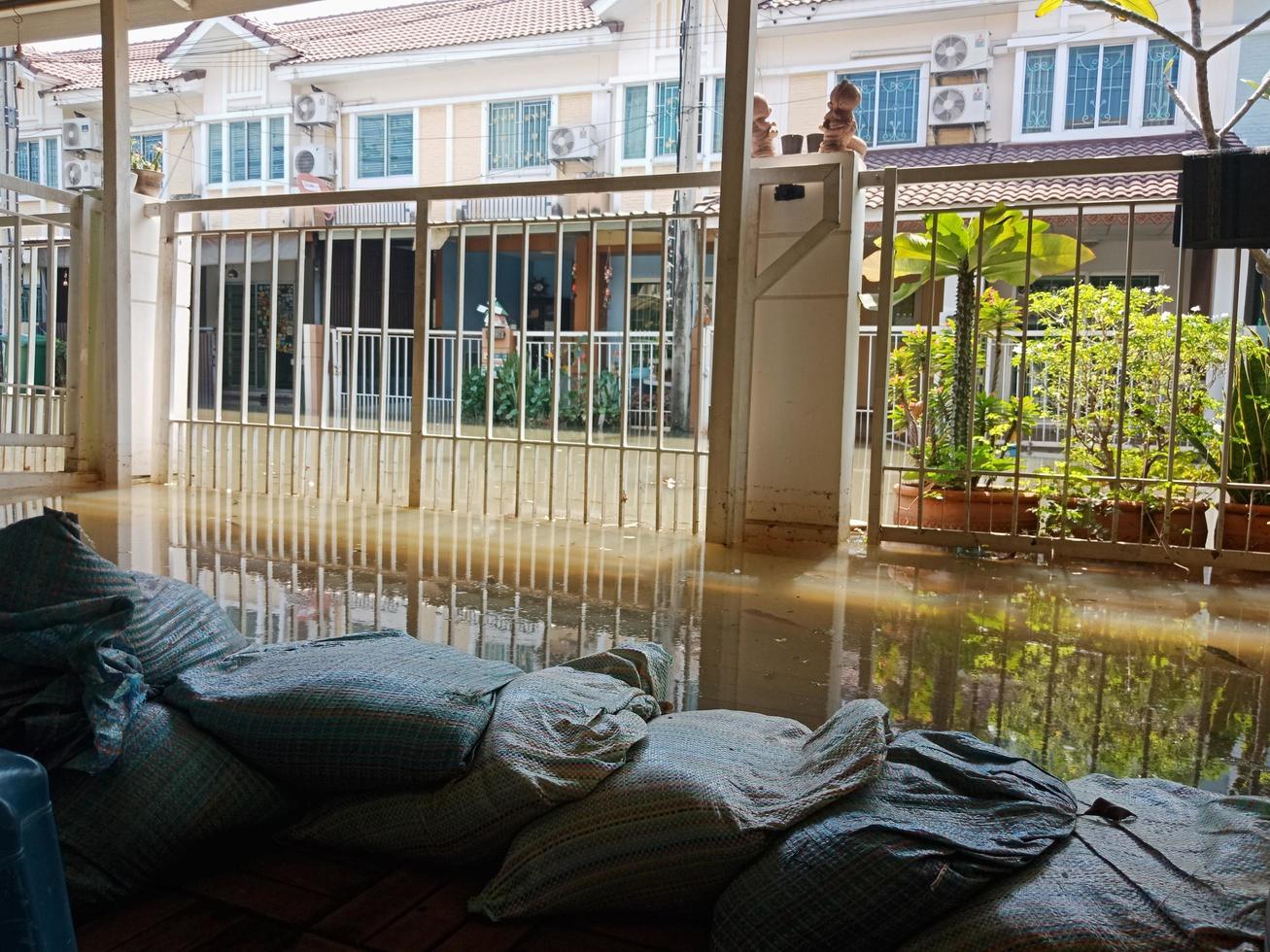 pueblo inundado en tailandia foto