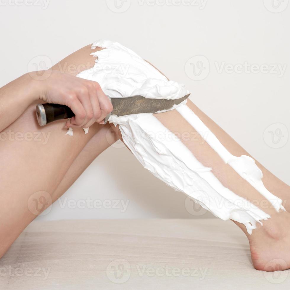 piernas de mujer afeitándose con cuchillo foto
