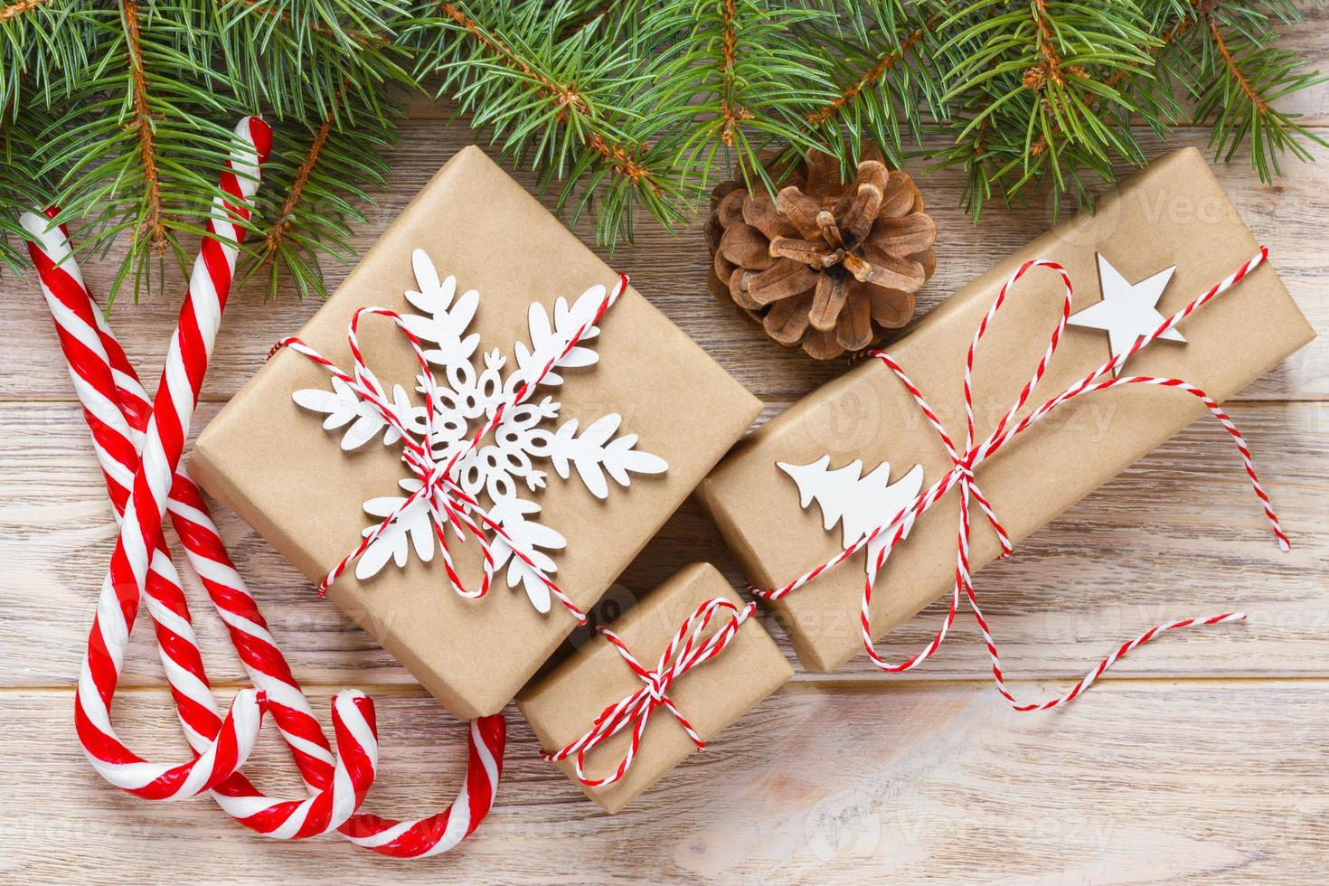regalo de navidad, ramas de abeto y adornos navideños sobre fondo blanco. endecha plana, vista superior foto