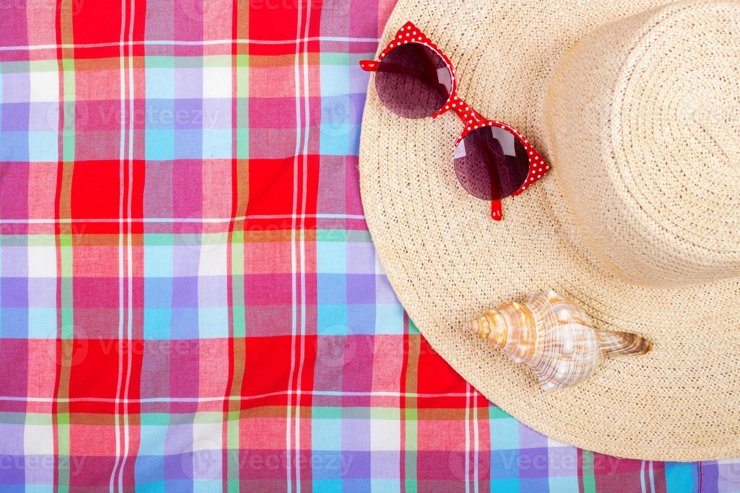 sombrero de mujer de playa de paja gafas de sol vista superior concha con espacio para texto. foto