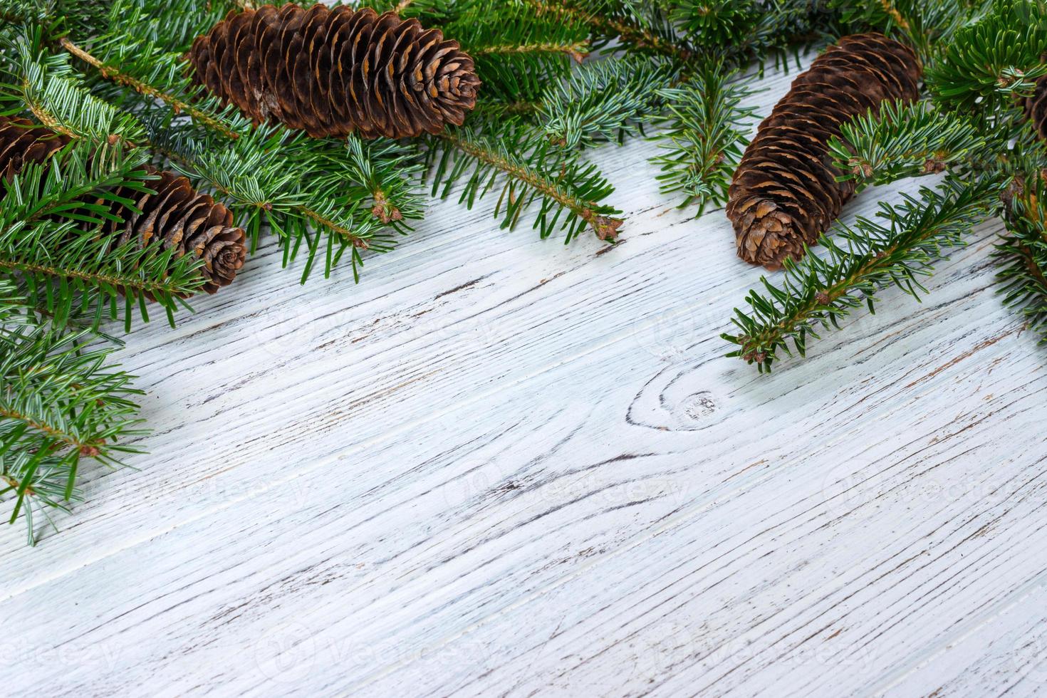 fondo de navidad. conos de pino de rama de abeto en la mesa de madera. endecha plana, espacio para texto foto