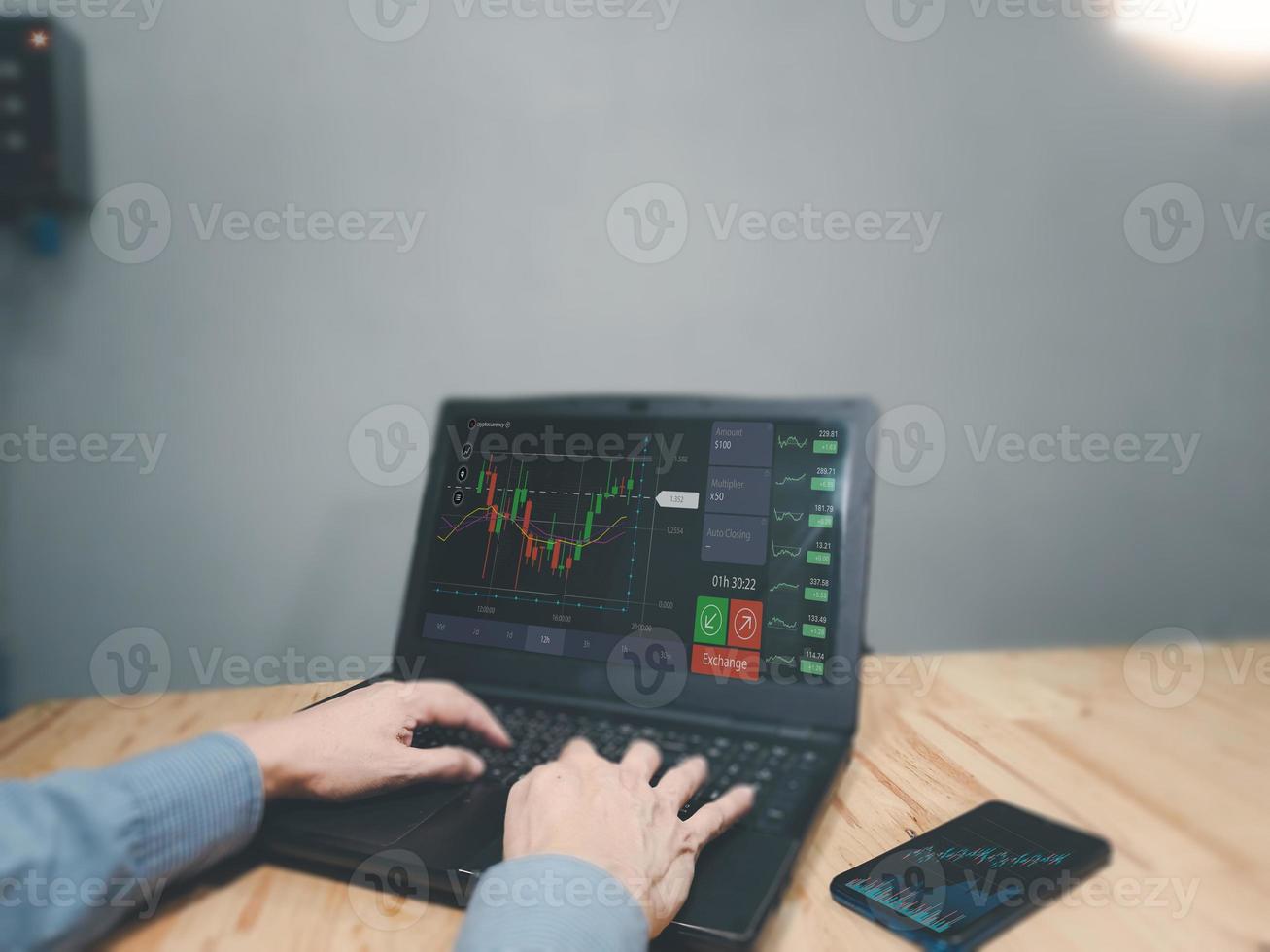 mercado de valores, comerciante o inversor trabajando en casa. planificación y estrategia, gráfico e indicador de precio técnico, gráfico de velas rojas y verdes y fondo de pantalla de computadora de comercio de acciones. foto