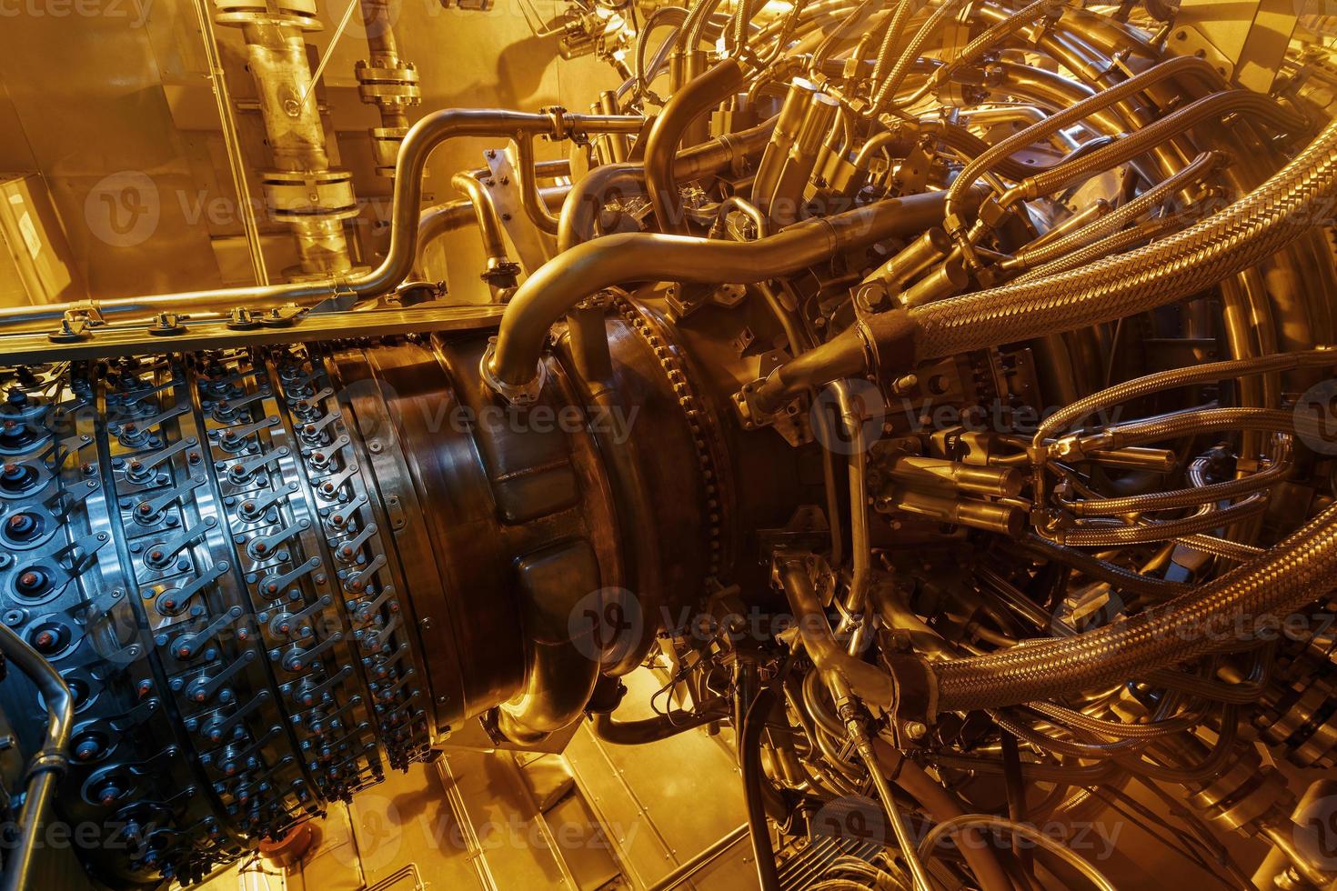 motor de turbina de gas del compresor de gas de alimentación ubicado dentro de un recinto presurizado, el motor de turbina de gas utilizado en la plataforma central de procesamiento de petróleo y gas en alta mar. foto