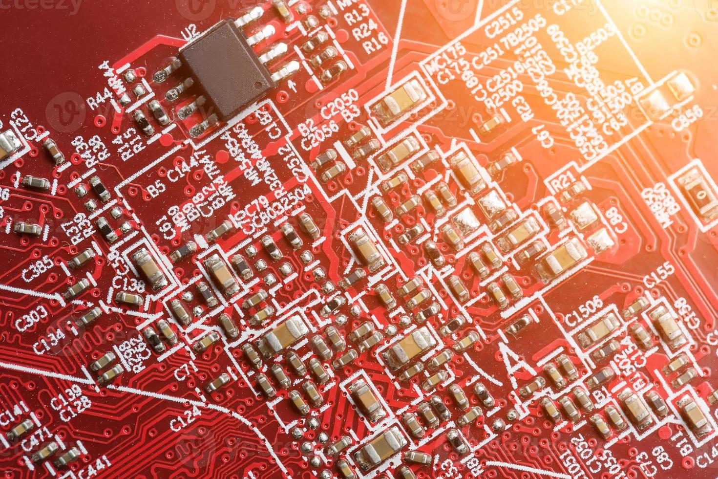 primer plano de la placa de circuito electrónico. procesador, chips y condensadores. foto